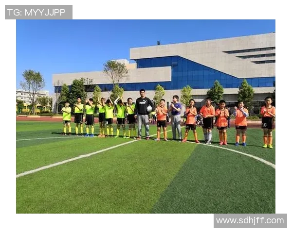 帕尼尼球星卡足球手提箱精美设计收藏必备 完美呈现足球明星经典瞬间