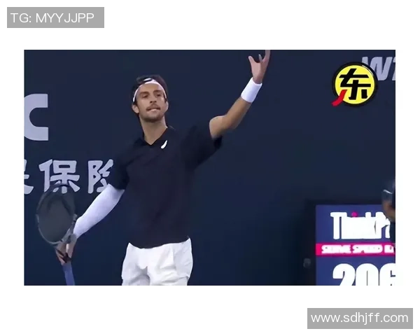 足球巨星赛场遭遇挑衅冷静回应展现风度引发球迷热议