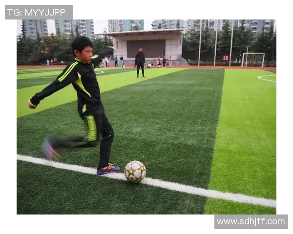 足球球星演奏钢琴展现多面才华激发运动与艺术激情魅力